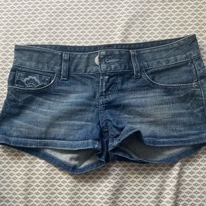 super cute low rise guess jean shorts!